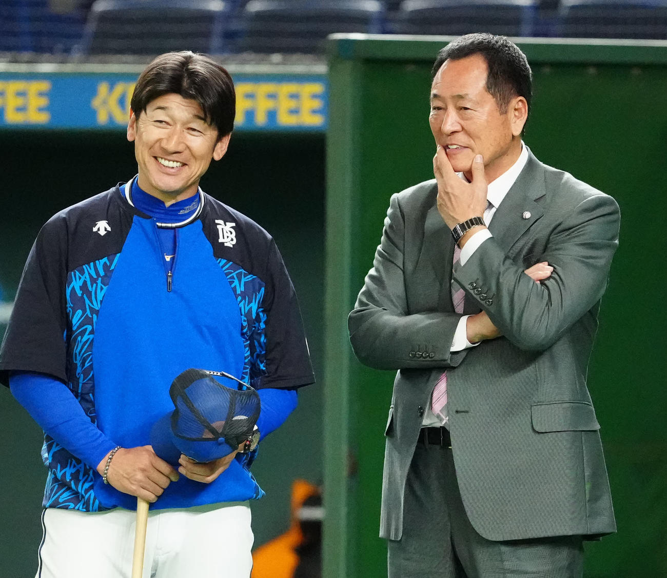 巨人対DeNA　試合前練習中、言葉を交わすDeNA三浦監督（左）と中畑氏（撮影・江口和貴）