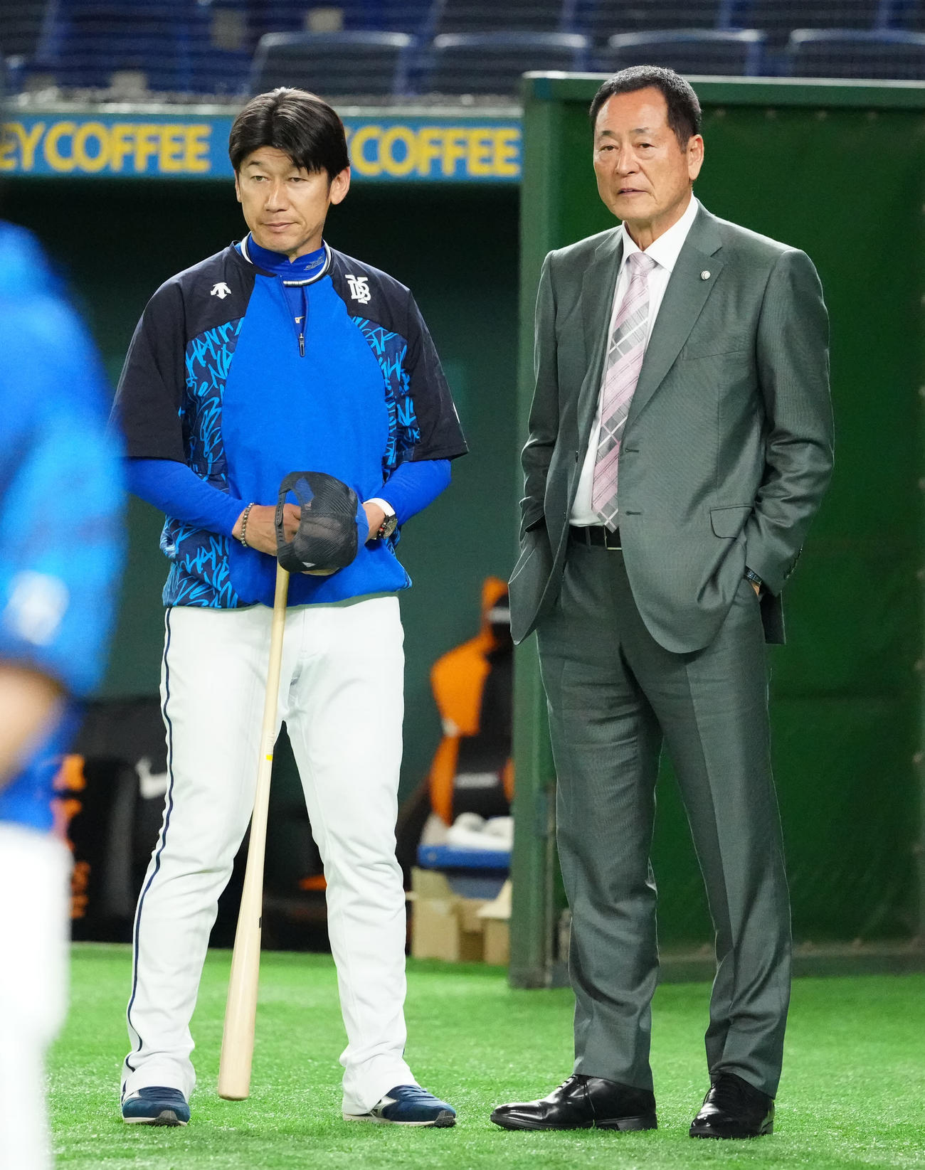 巨人対DeNA　試合前練習中、言葉を交わすDeNA三浦監督（左）と中畑氏（撮影・江口和貴）