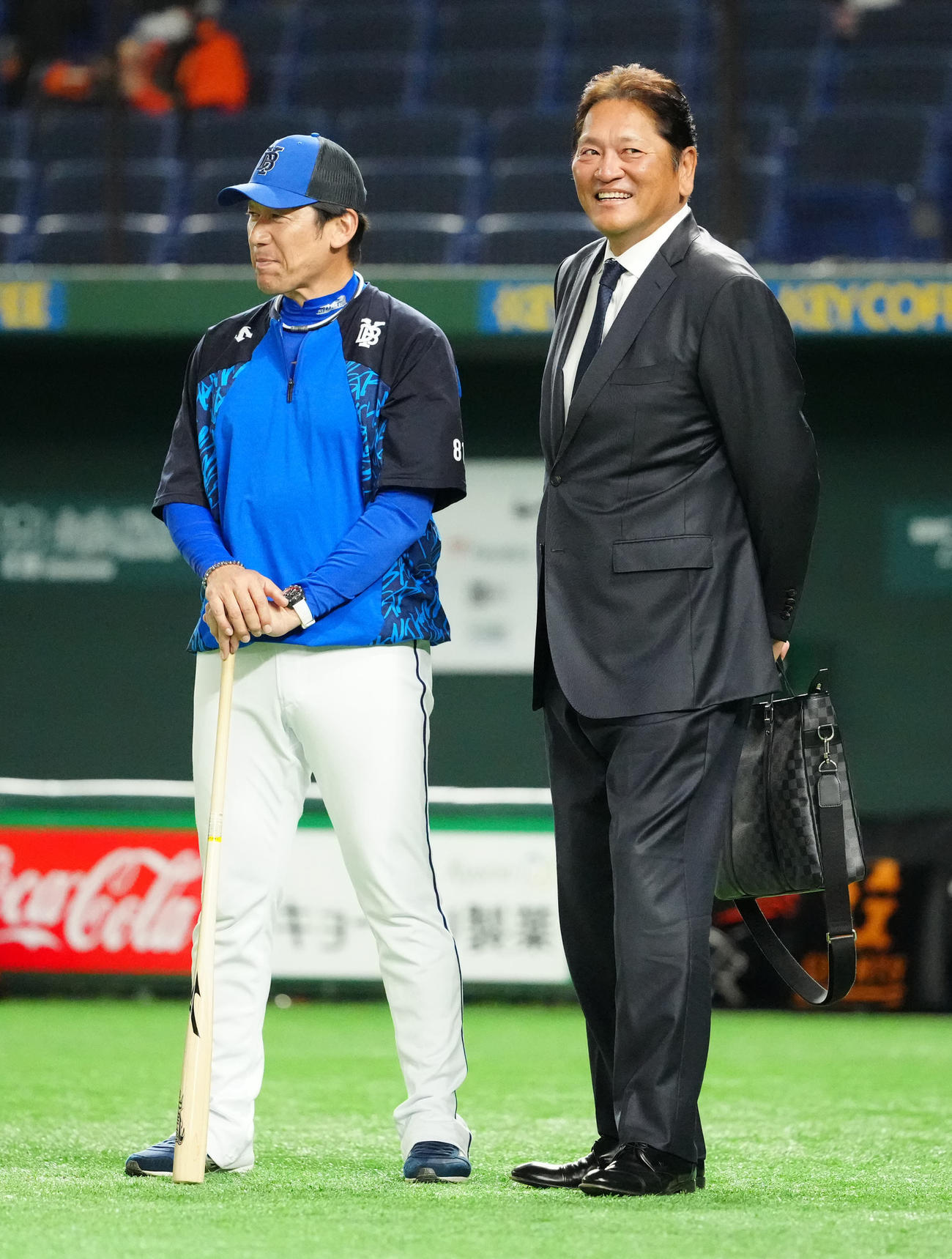 巨人対DeNA　試合前練習中、DeNA三浦監督（左）と言葉を交わす佐々木氏（撮影・江口和貴）