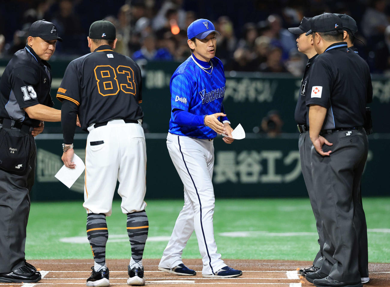 巨人対DeNA　巨人阿部監督〔手前）、審判団とメンバー最終確認するDeNA三浦監督（中央）（撮影・浅見桂子）