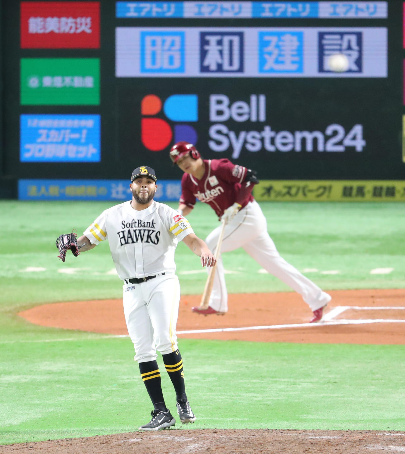 ソフトバンク対楽天　延長10回表楽天2死一、二塁、浅村に中前勝ち越し適時打を浴びるヘルナンデス（撮影・梅根麻紀）