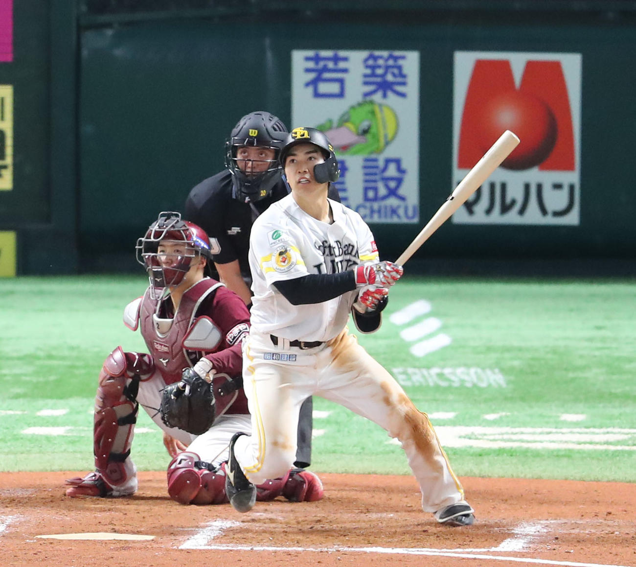 ソフトバンク対楽天　7回裏ソフトバンク1死二塁、広瀬隆は右越えに同点適時二塁打を放つ（撮影・梅根麻紀）