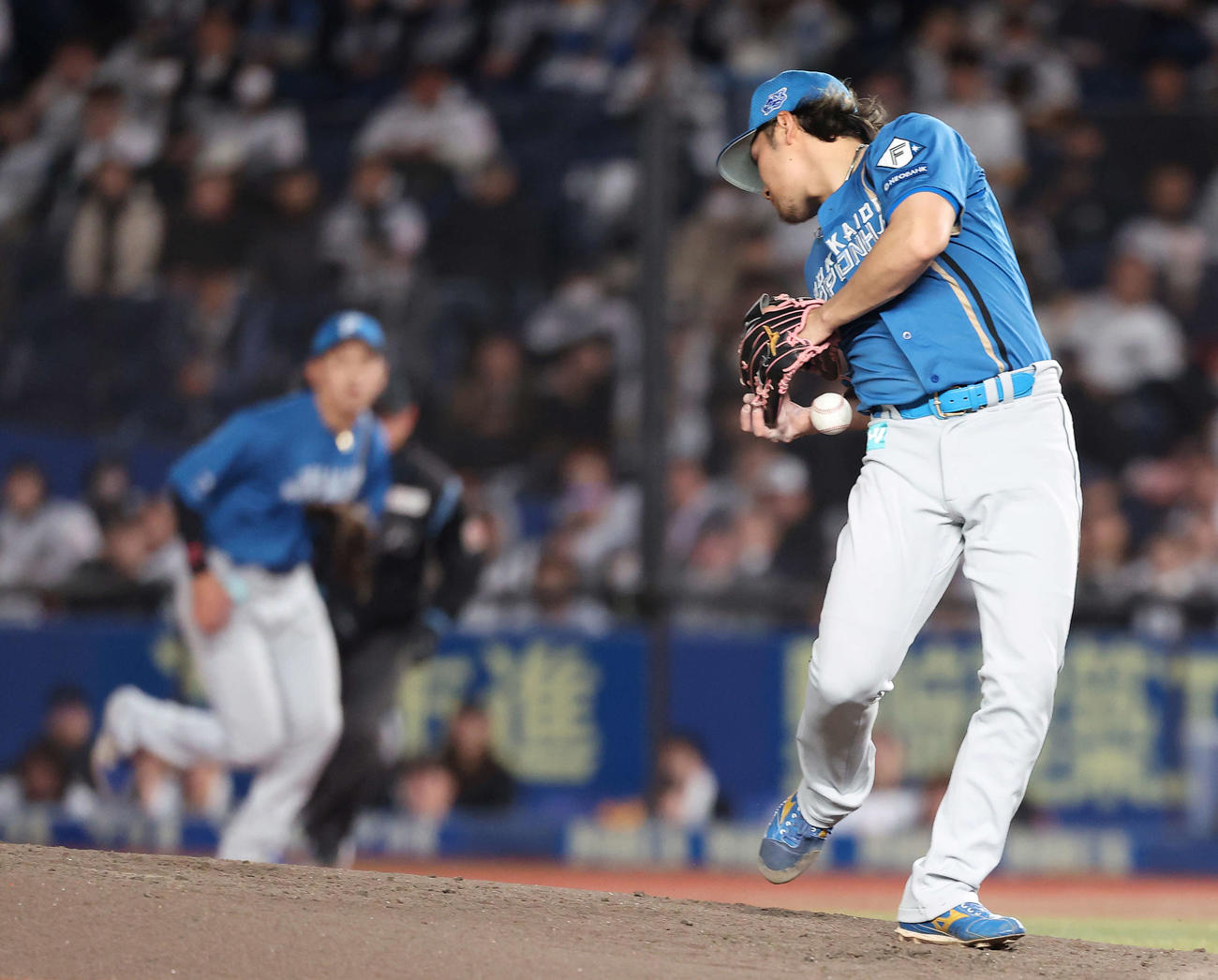ロッテ対日本ハム　5回裏ロッテ無死、佐藤の打球をグラブで弾く伊藤（撮影・河田真司）