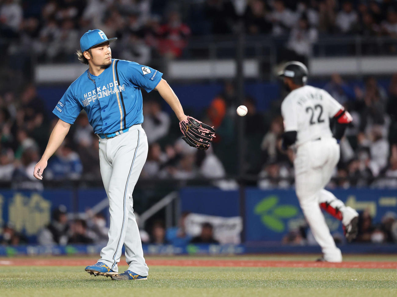 ロッテ対日本ハム　1回裏ロッテ2死、ポランコに右越え先制ソロ本塁打を浴びる伊藤（撮影・河田真司）