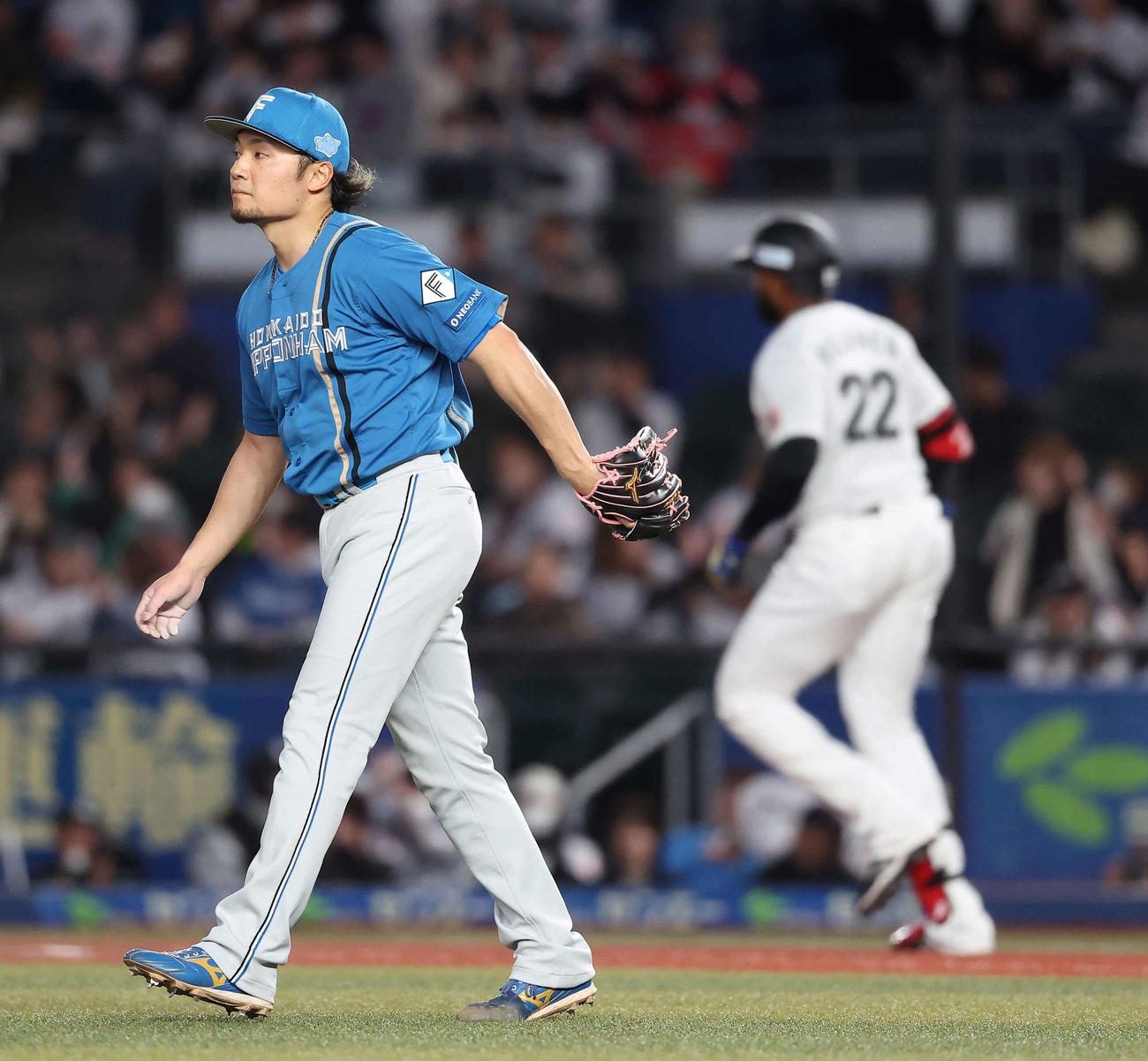 ロッテ対日本ハム　1回裏ロッテ2死、ポランコに右越え先制ソロ本塁打を浴びる伊藤（撮影・河田真司）