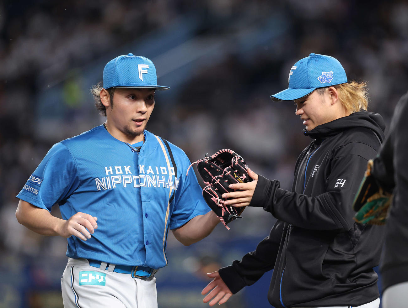 ロッテ対日本ハム　2回裏を抑えベンチに戻る伊藤（撮影・河田真司）