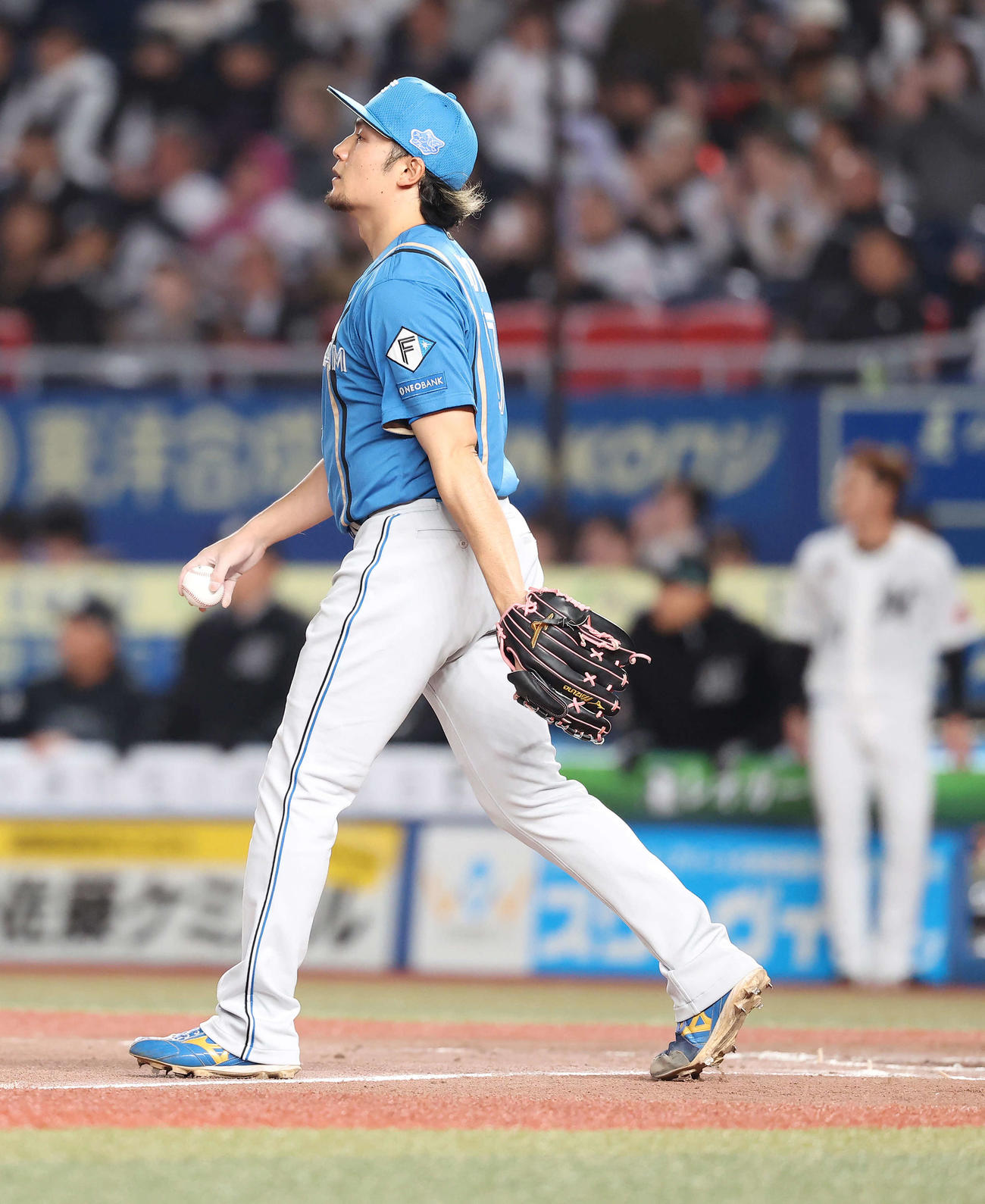 ロッテ対日本ハム　4回裏ロッテ2死二塁、山本大斗に適時二塁打を浴びる伊藤（撮影・河田真司）