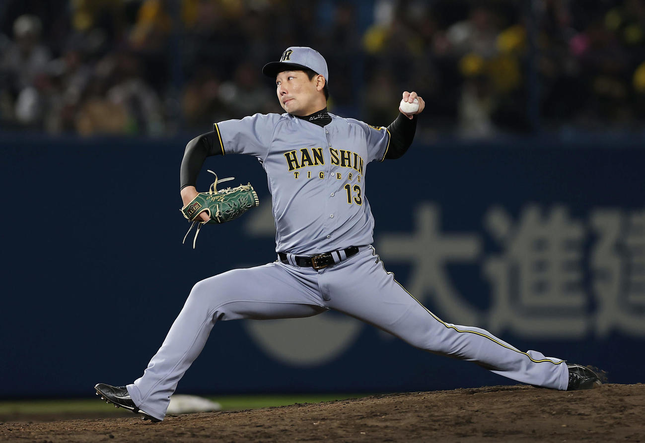 ヤクルト対阪神　9回裏、最後を締めた阪神4番手の岩崎（撮影・前田充）
