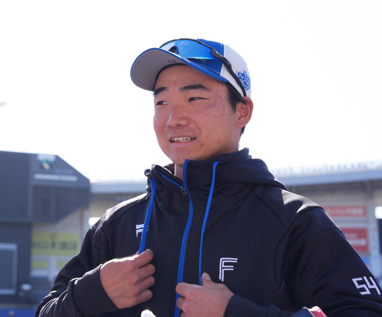 チームに合流し、記者からの質問に答える日本ハム山県（撮影・足立雅史）