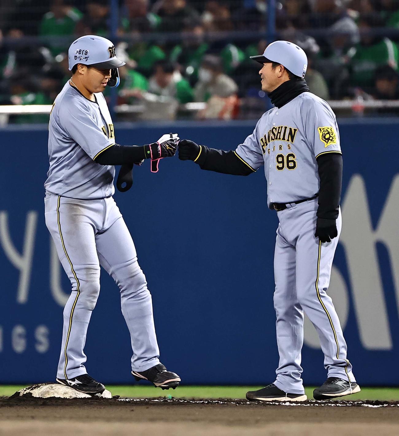 ヤクルト対阪神　6回表阪神1死三塁、大山（左）は中前に適時打を放つ（撮影・上田博志）