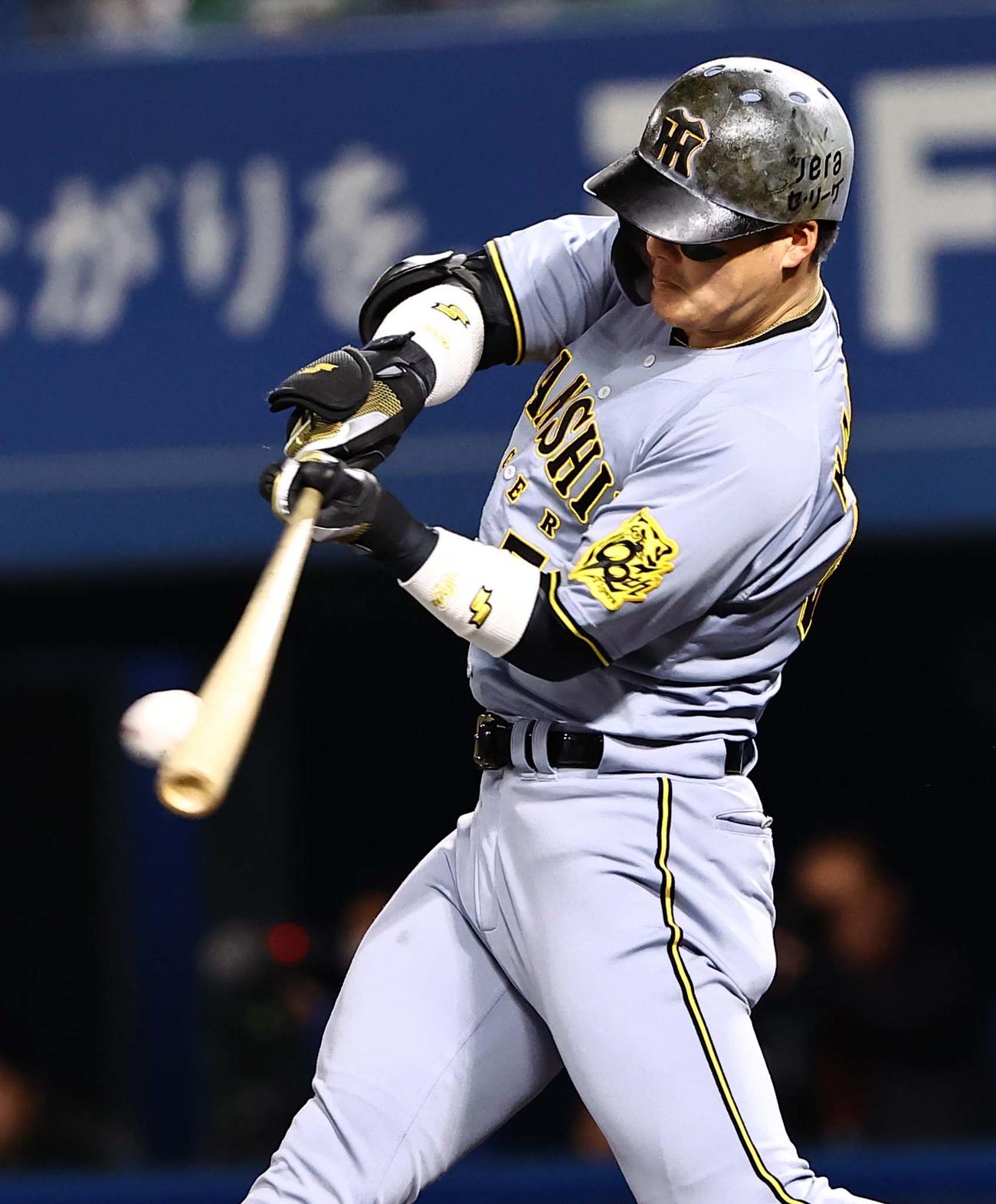 ヤクルト対阪神　6回表阪神1死一塁、前川は右前打を放つ（撮影・上田博志）