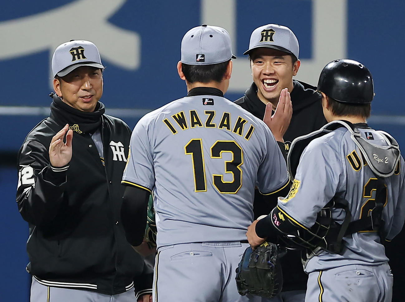 ヤクルト対阪神　ヤクルトに勝利し、阪神岩崎（左から2人目）からウイニングボールを受け取り笑顔を見せる才木（同3人目）。左端は藤川監督（撮影・前田充）
