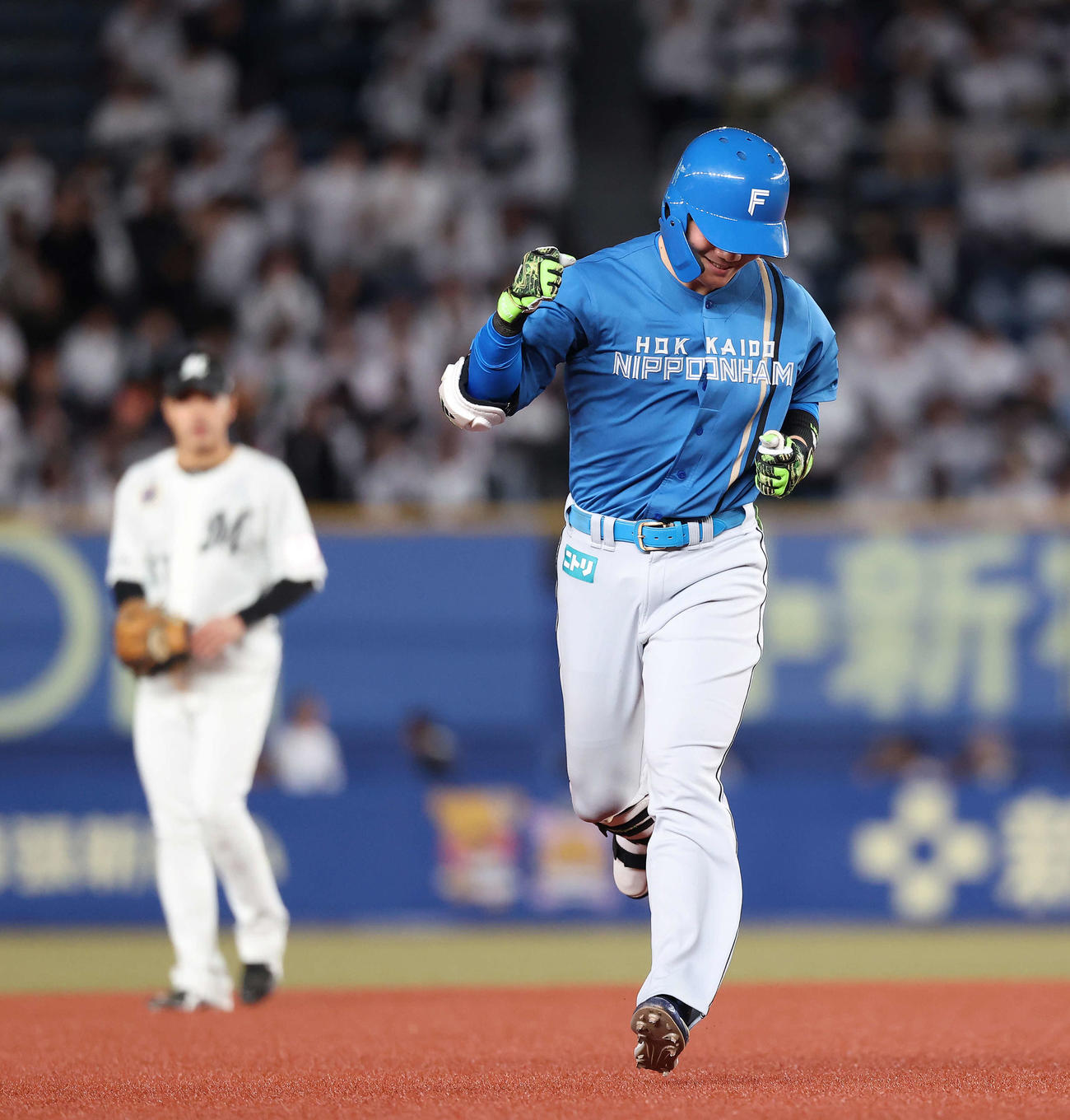 ロッテ対日本ハム　9回表日本ハム2死、右中間にソロ本塁打を放ち、ガッツポーズしながらダイヤモンドを回る清宮（撮影・河田真司）