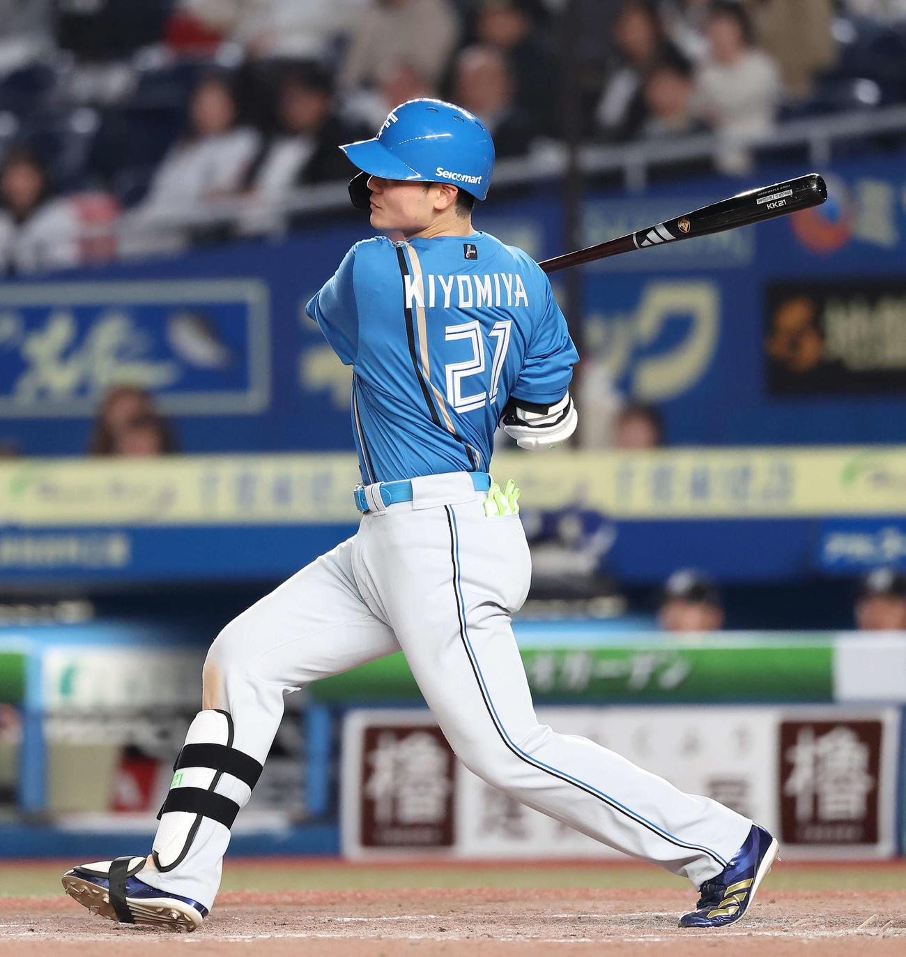 ロッテ対日本ハム　9回表日本ハム2死、右中間にソロ本塁打を放つ清宮（撮影・河田真司）
