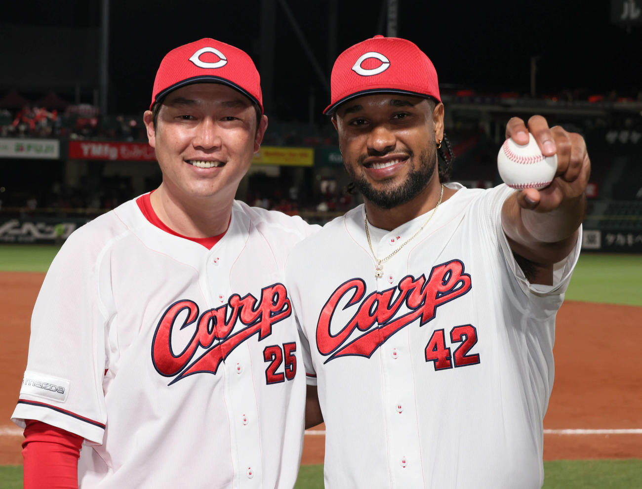 広島対中日　新井監督（左）と初勝利を喜ぶドミンゲス（撮影・加藤孝規）