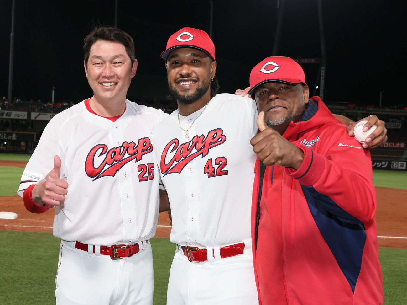 広島対中日　新井監督（左）、フェリシアーノ（右）と初勝利を喜ぶドミンゲス（撮影・加藤孝規）