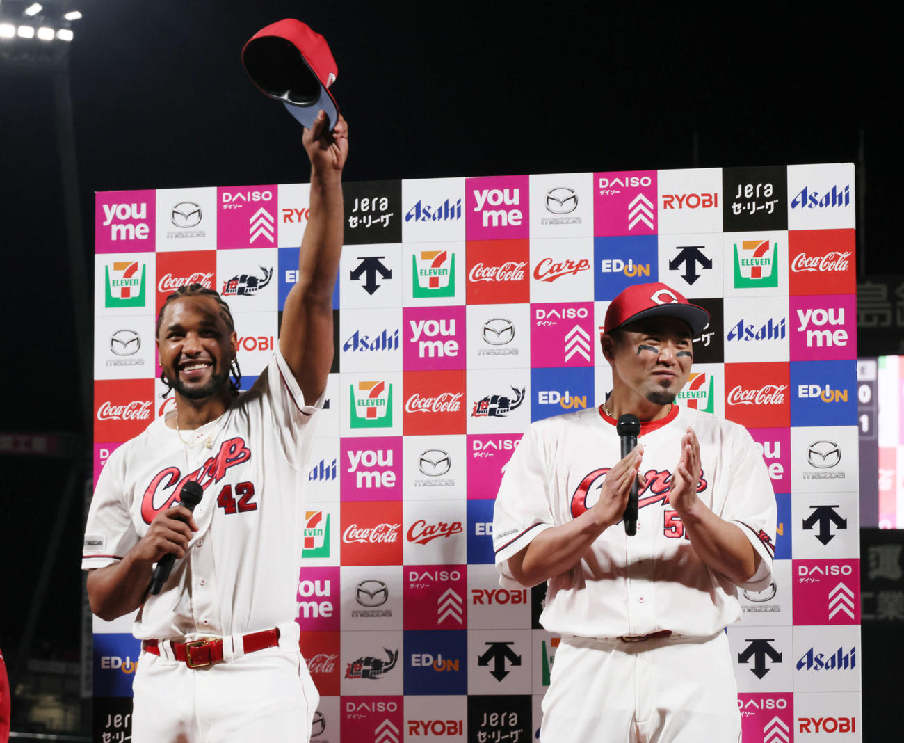 広島対中日　お立ち台で初勝利を喜ぶドミンゲス（左）と末包（撮影・加藤孝規）