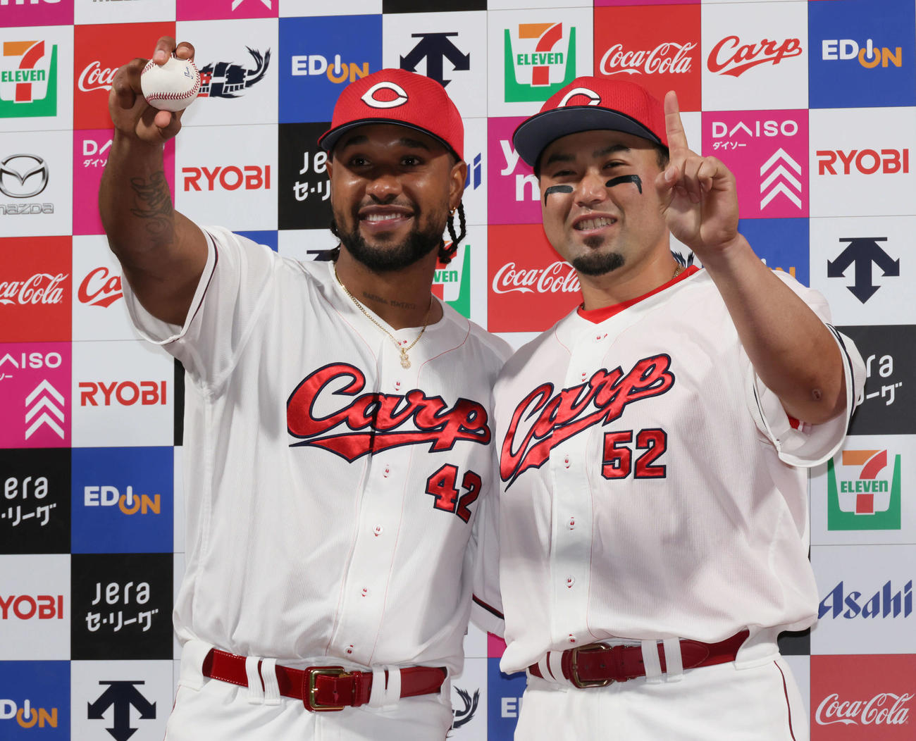 広島対中日　お立ち台で初勝利を喜ぶドミンゲス（左）と末包（撮影・加藤孝規）