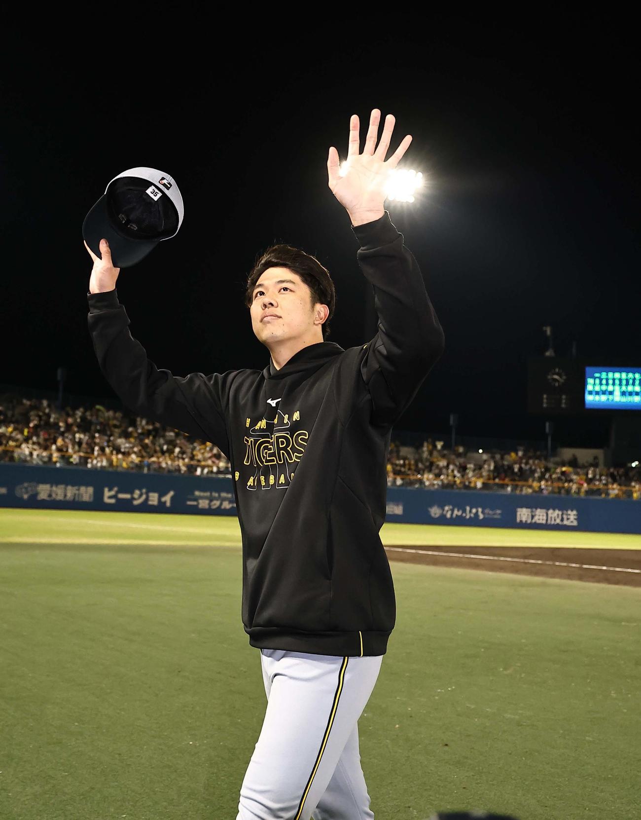 ヤクルト対阪神　ヤクルトに勝利した才木はファンの歓声に応える（撮影・上田博志）