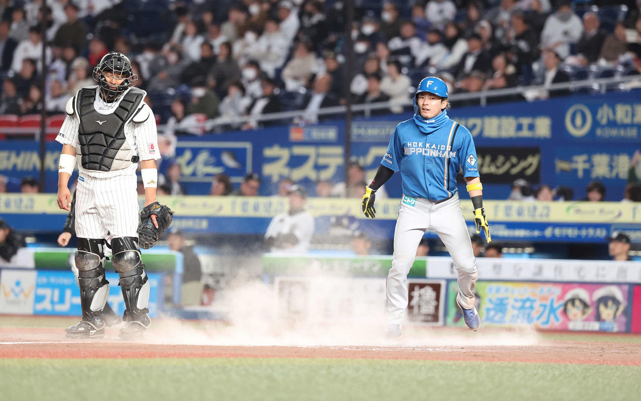 ロッテ対日本ハム　6回表1死三塁、伏見の打球を上田が落球し、生還する三走吉田（撮影・河田真司）