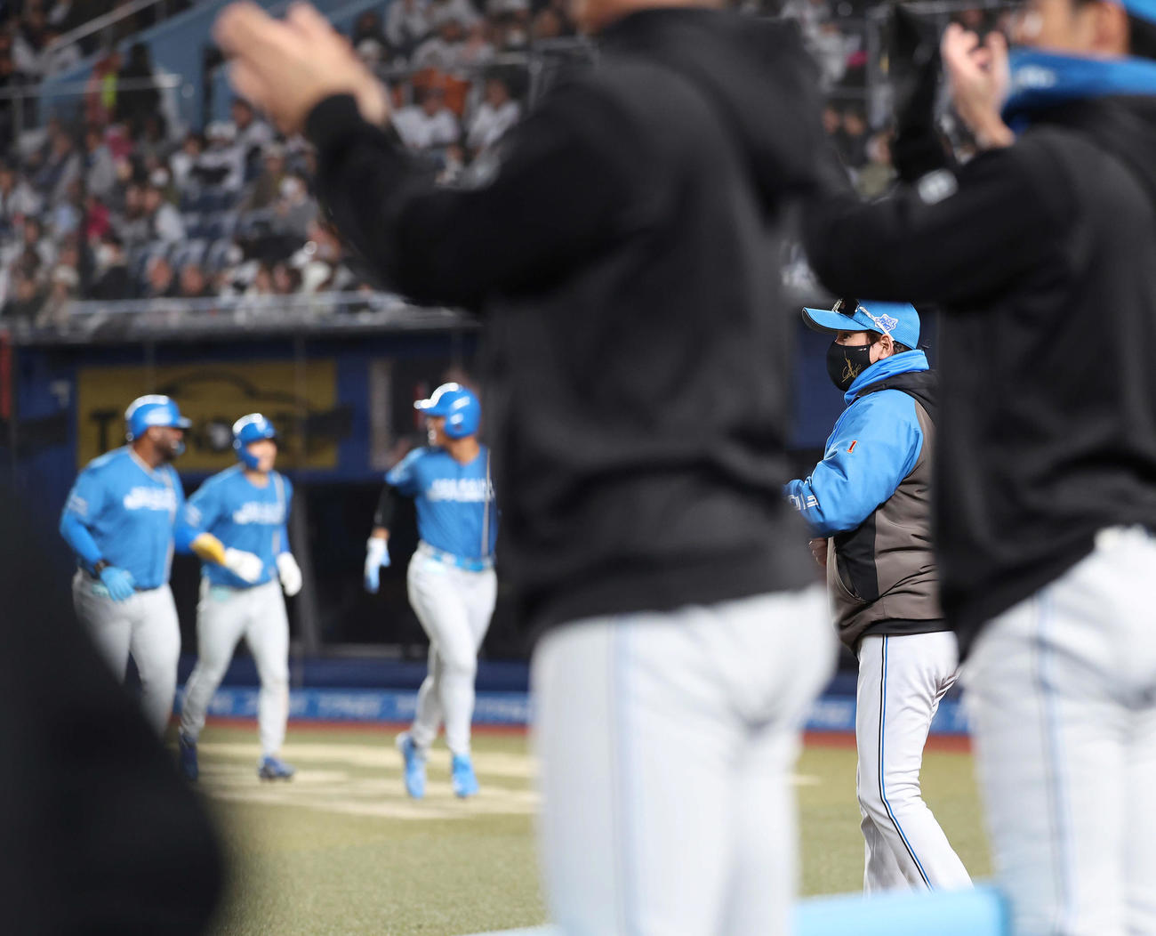 ロッテ対日本ハム　6回表1死満塁、吉田が3点適時三塁打を放ちベンチから出る日本ハム新庄監督（撮影・河田真司）