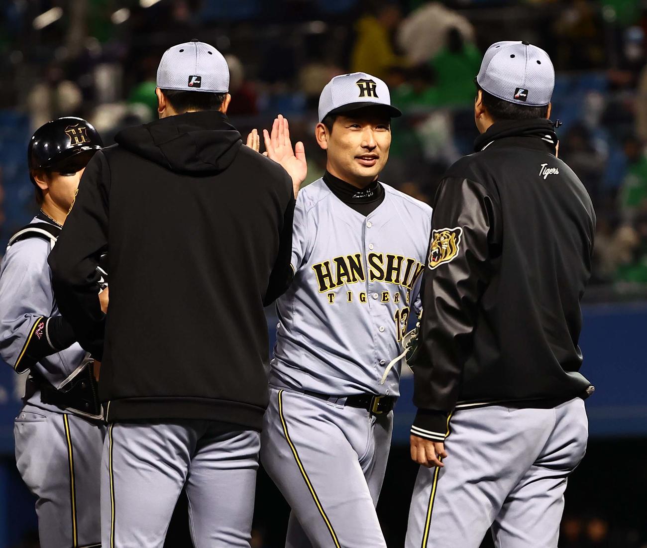 ヤクルト対阪神　岩崎（中央）は才木（左）に勝利球を手渡し藤川監督とハイタッチをする（撮影・上田博志）