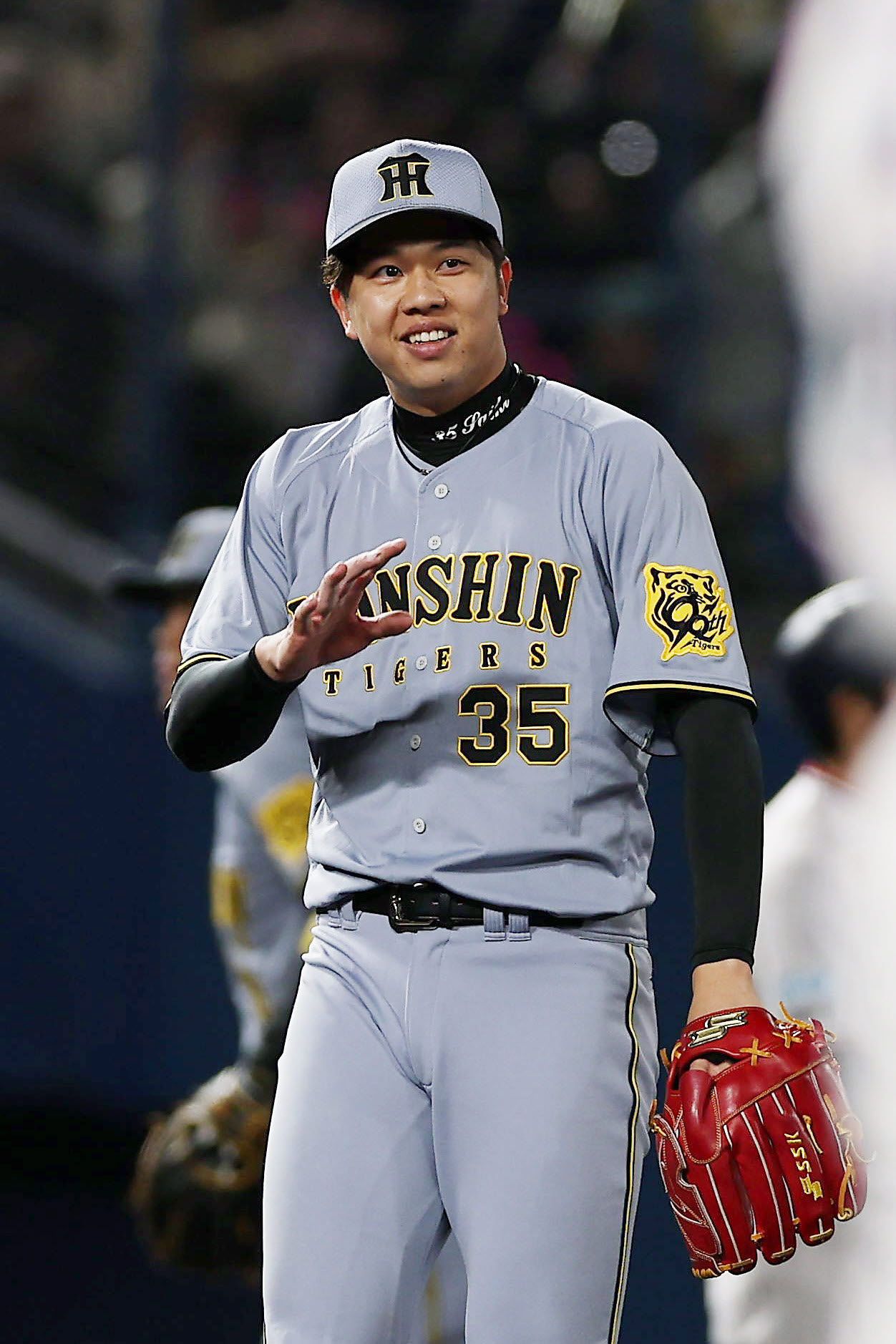 ヤクルト対阪神　7回裏ヤクルト2死一、二塁、中村悠を投ゴロに仕留め、笑顔を見せる才木（撮影・前田充）
