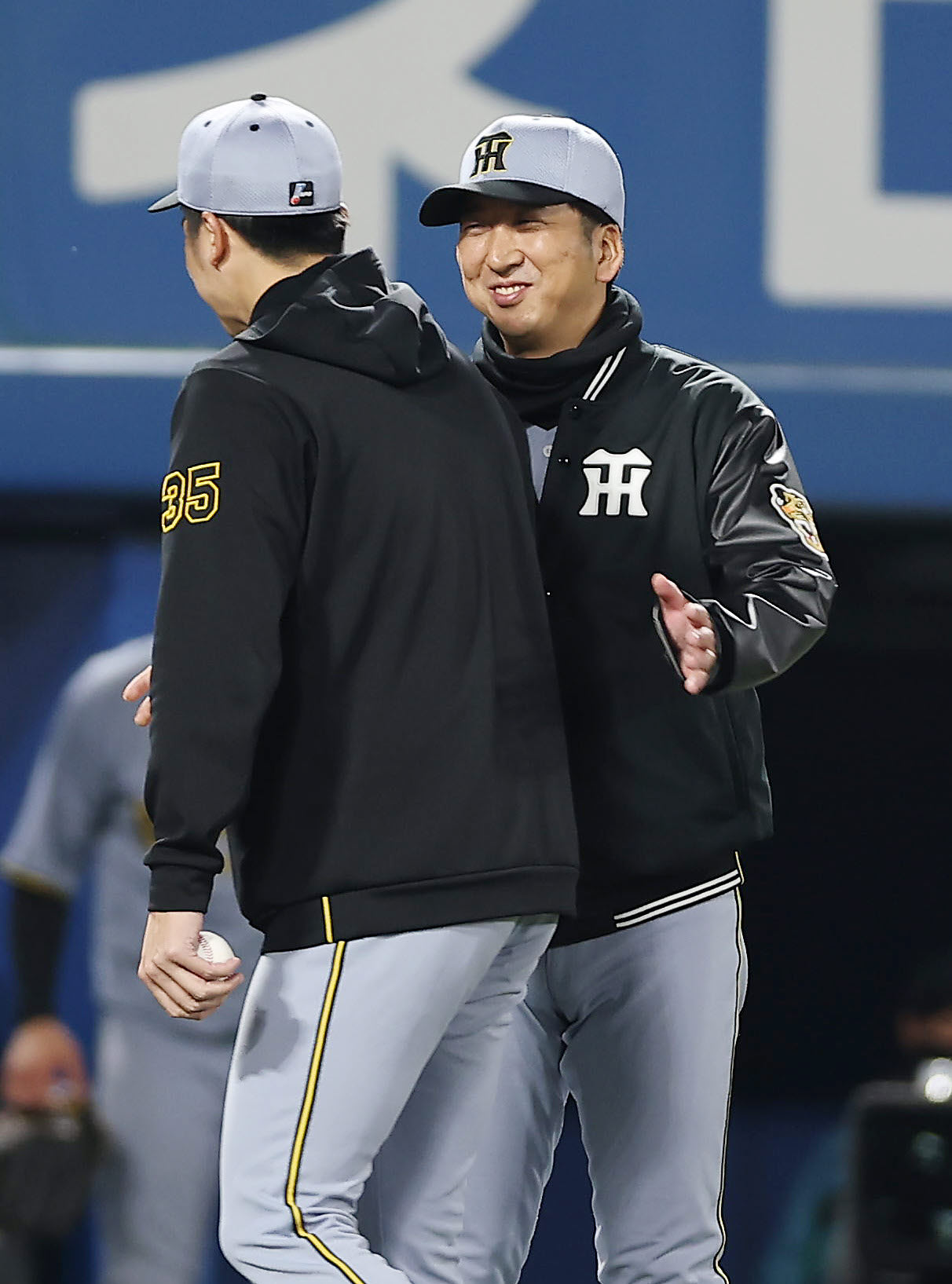 ヤクルト対阪神　ヤクルトに勝利し、阪神才木（左）と笑顔でタッチを交わす藤川監督（撮影・前田充）