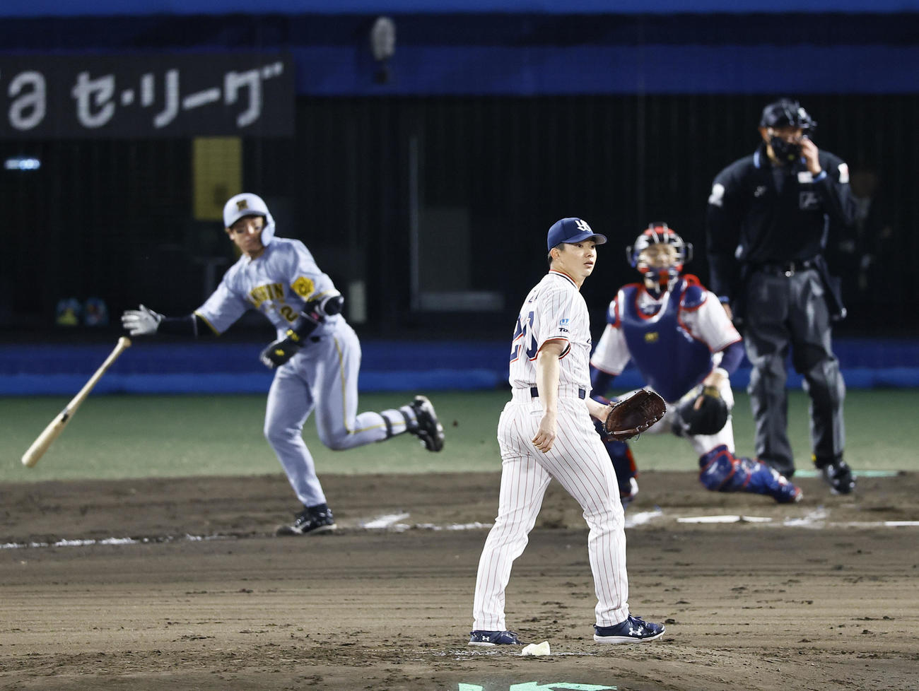 ヤクルト対阪神　6回表阪神1死一、二塁、梅野に左越え2点適時二塁打を許す木沢（撮影・藤尾明華）