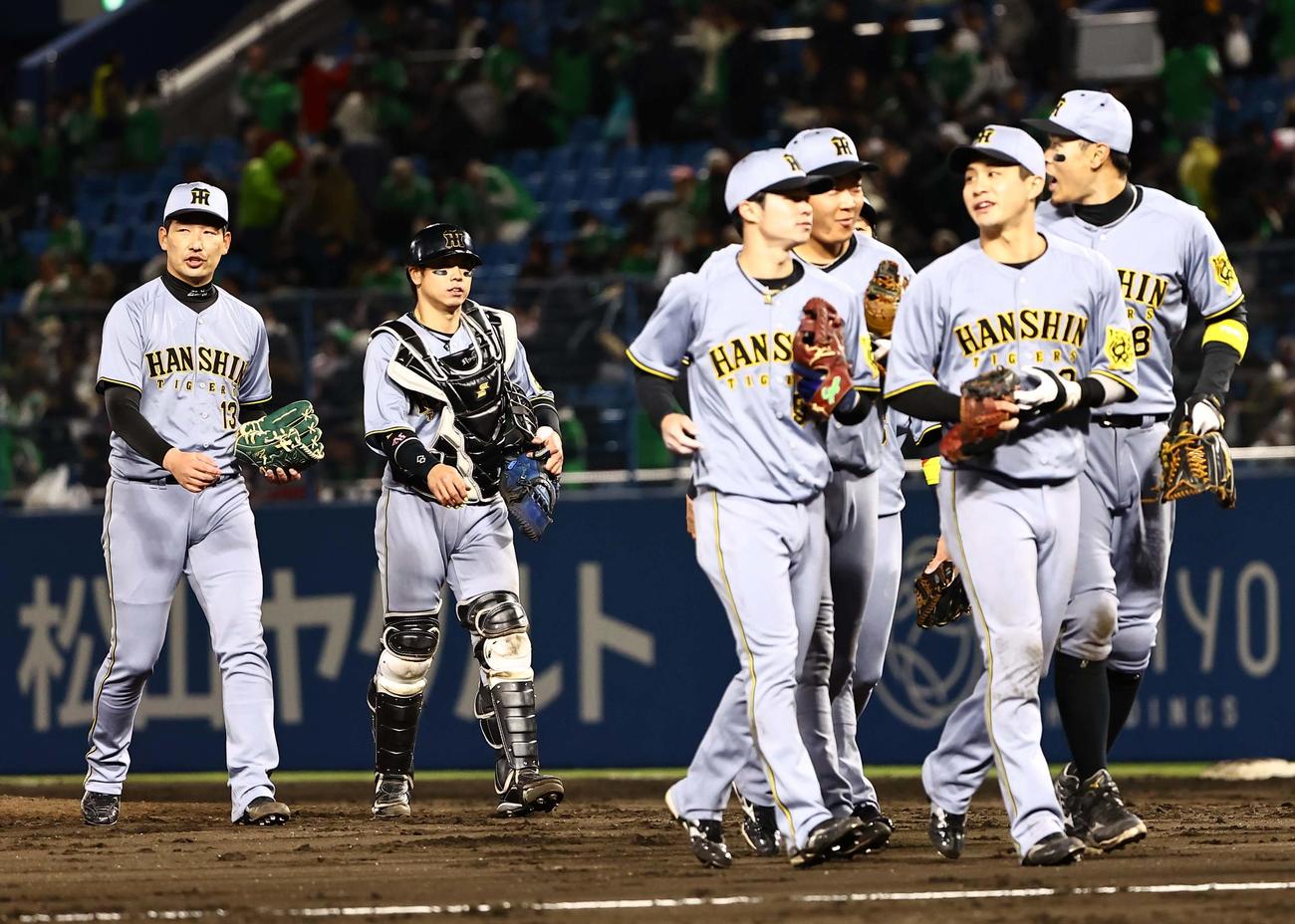 ヤクルト対阪神　ヤクルトに勝利した岩崎（左）は梅野と話しながらベンチ前のハイタッチへ向かう（撮影・上田博志）