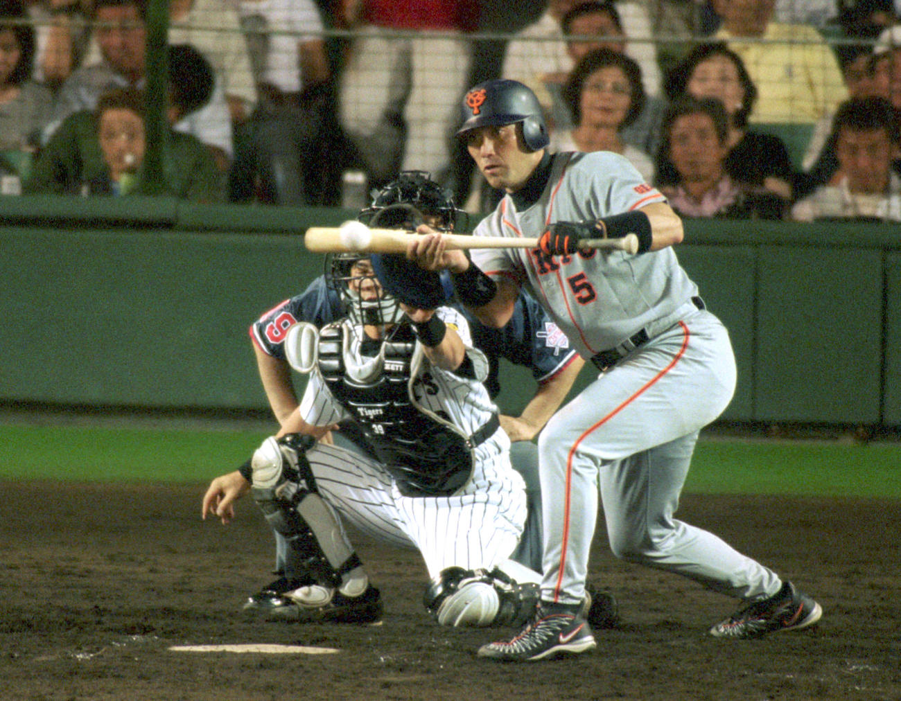 2001年7月、阪神対巨人17回戦　8回表無死二塁、バント（犠打）を決める清原和博