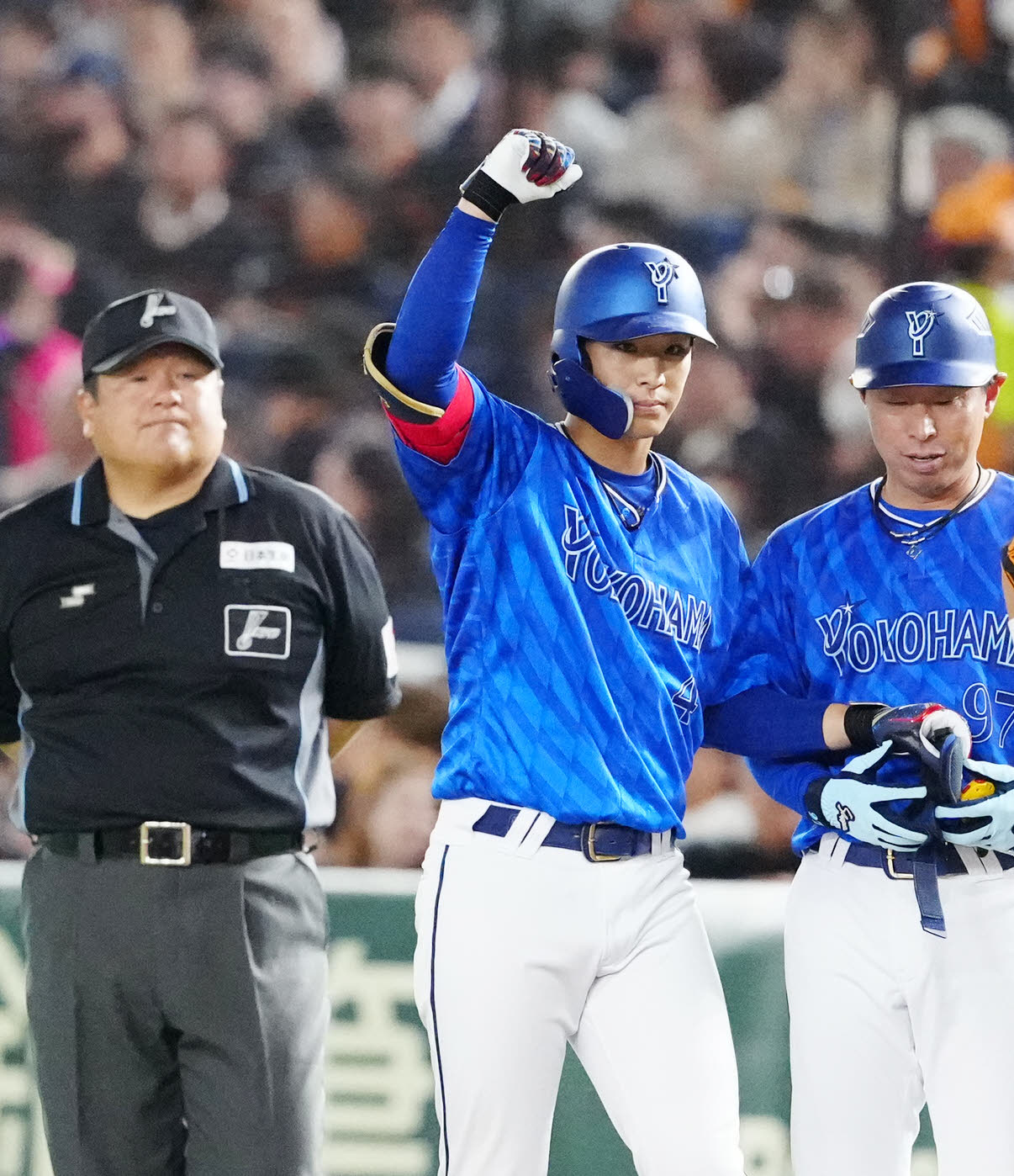 巨人対DeNA 4回表DeNA1死、右前打を放ちガッツポーズの度会（中央）（撮影・江口和貴）