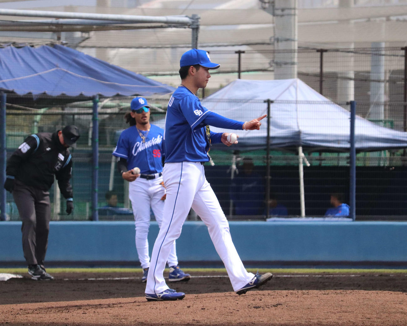 ウエスタン・リーグ　中日対オリックス　プロ初先発で初回に逆転を許し、控えめに2アウトのポーズをする中日ドラフト1位の金丸（撮影・中島麗）