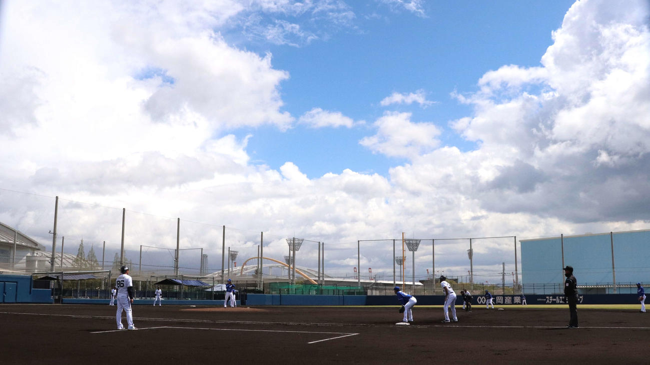 ウエスタン・リーグ　中日対オリックス　プロ初先発の中日ドラフト1位金丸は、初回登板前に豪雨で約10分間中断し、2回には大阪・舞洲の空に青空が見えてきた（撮影・中島麗）