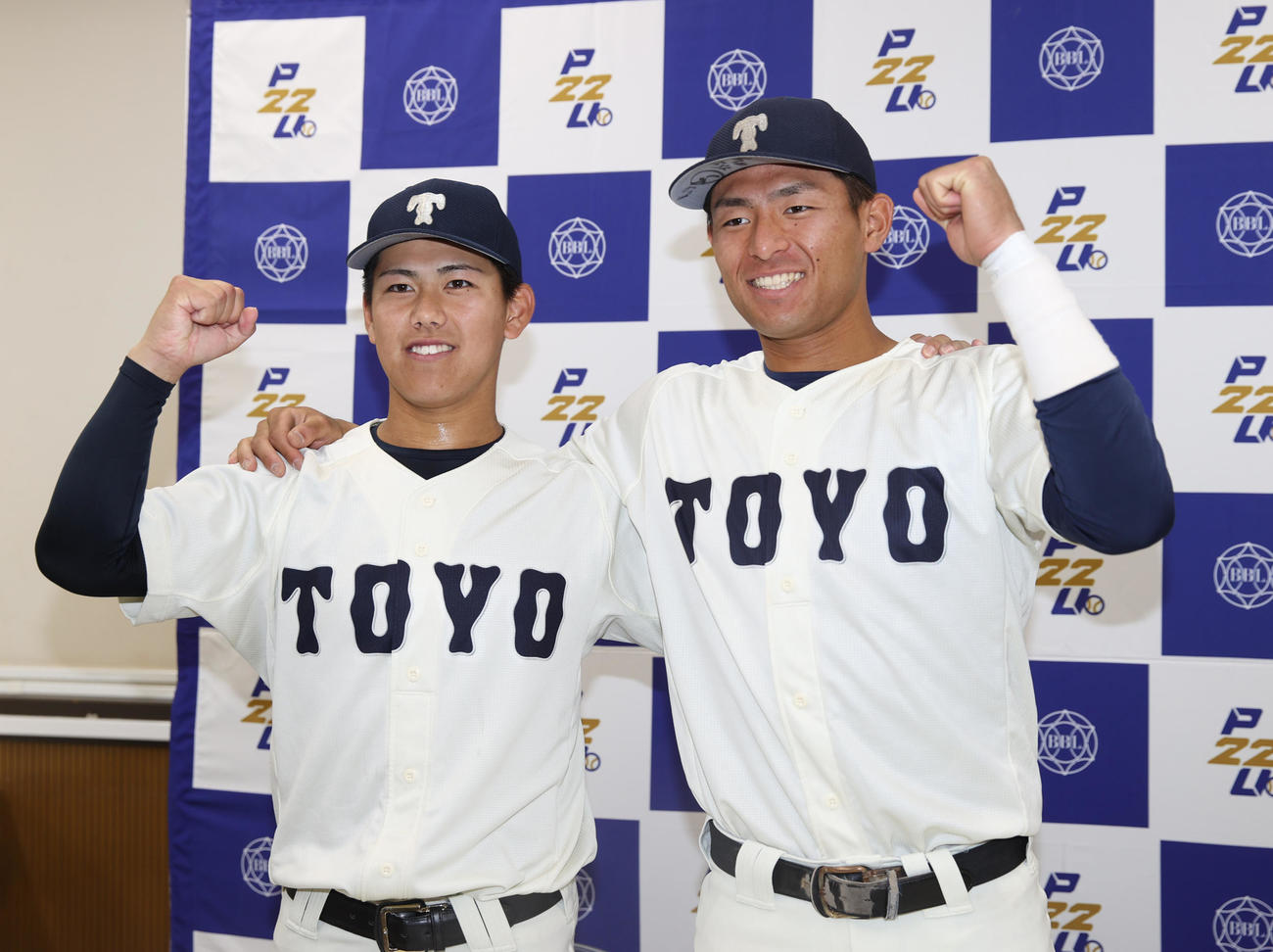 国学院大対東洋大　完投勝利を挙げた東洋大・大坪（左）と池田主将はガッツポーズする（撮影・柴田隆二）