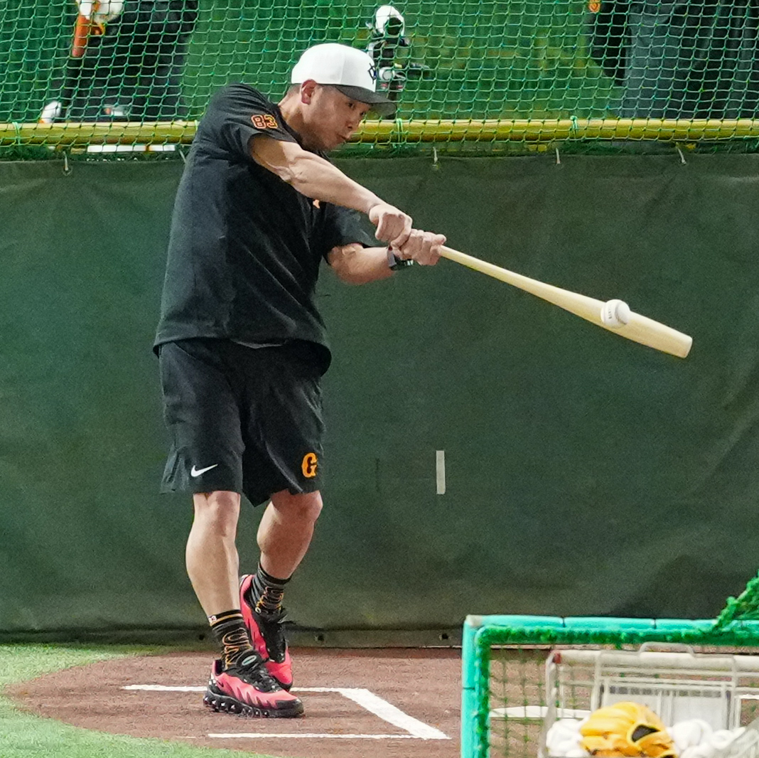 巨人対DeNA　試合前、魚雷バットで打撃する巨人阿部監督（撮影・江口和貴）