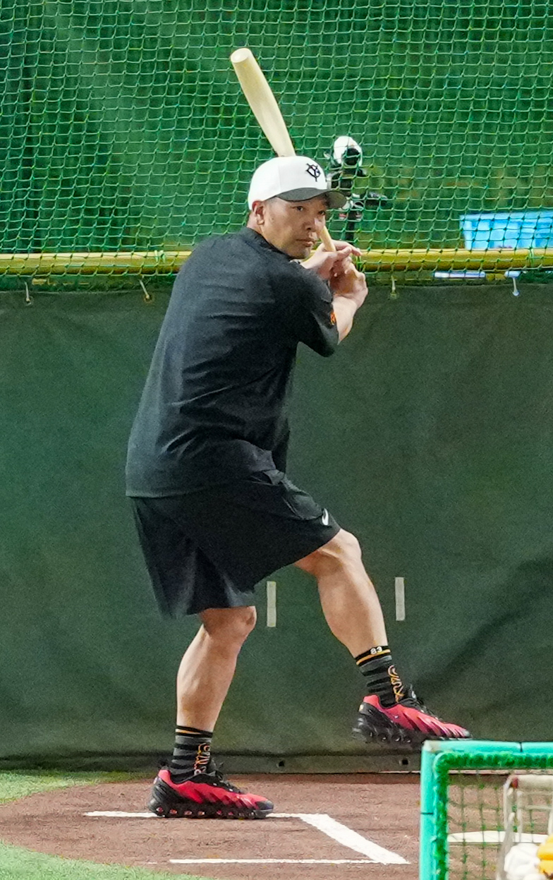 巨人対DeNA　試合前、魚雷バットで打撃する巨人阿部監督（撮影・江口和貴）