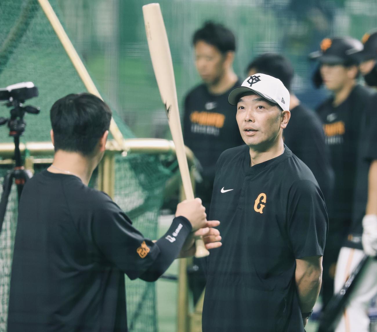 巨人対DeNA巨人の試合前練習で岸田(手前)が持つ魚雷バットを見つめる阿部監督(撮影・浅見桂子)