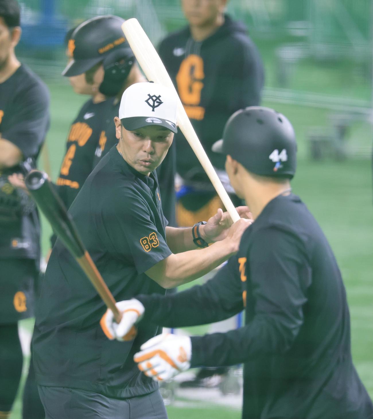 巨人対DeNA巨人の試合前練習で佐々木(手前)に魚雷バットで指導する阿部監督(撮影・浅見桂子)