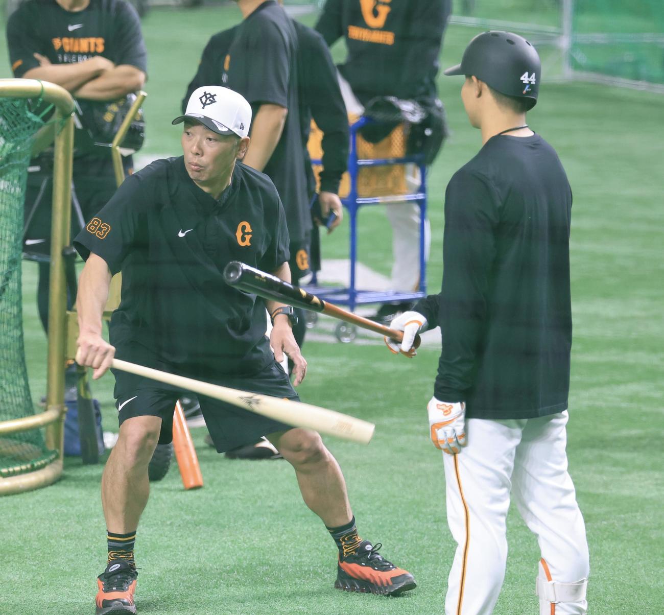 巨人対DeNA巨人の試合前練習で佐々木(手前)に魚雷バットで指導する阿部監督(撮影・浅見桂子)