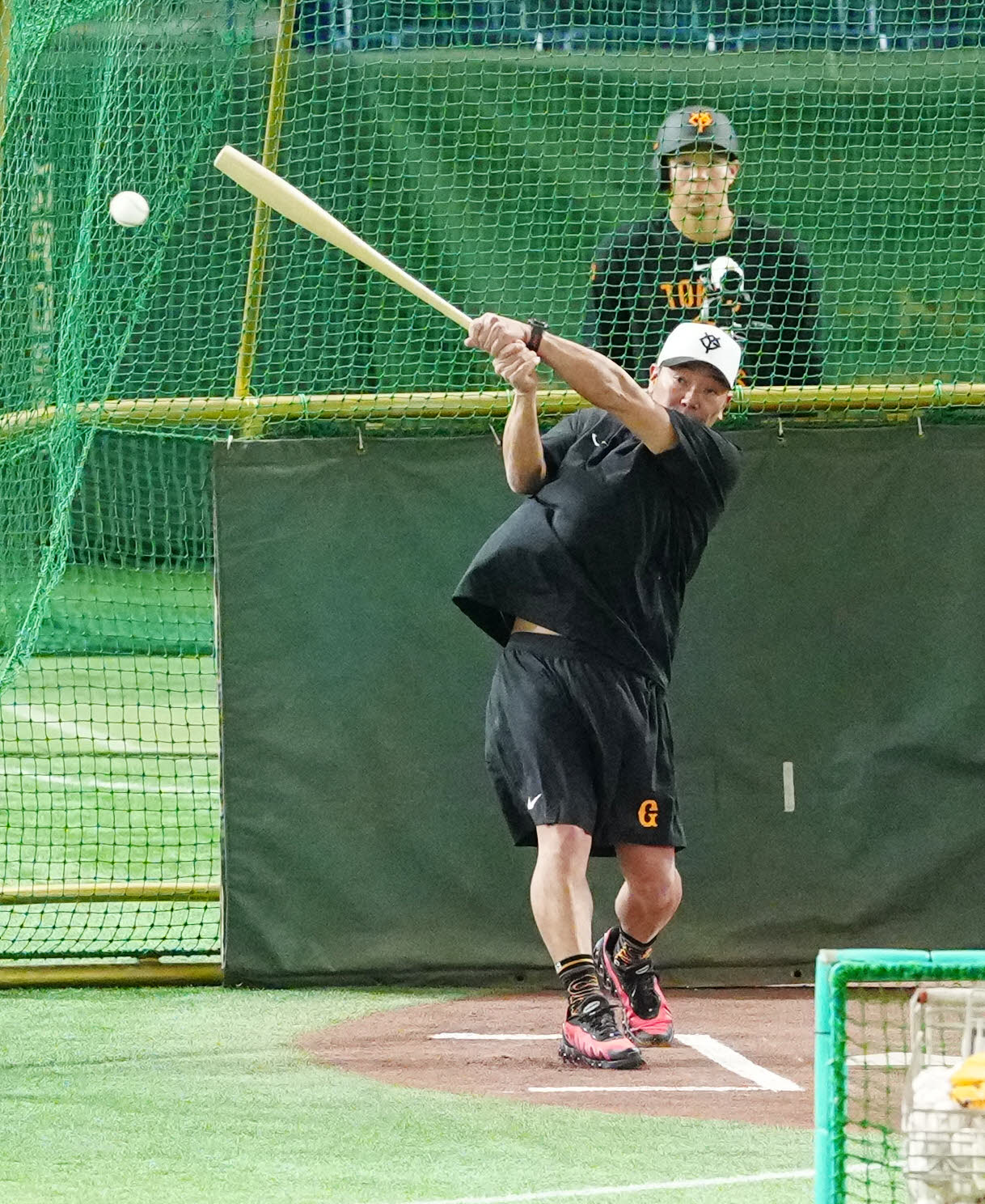 巨人対DeNA　試合前、魚雷バットで打撃する巨人阿部監督（撮影・江口和貴）