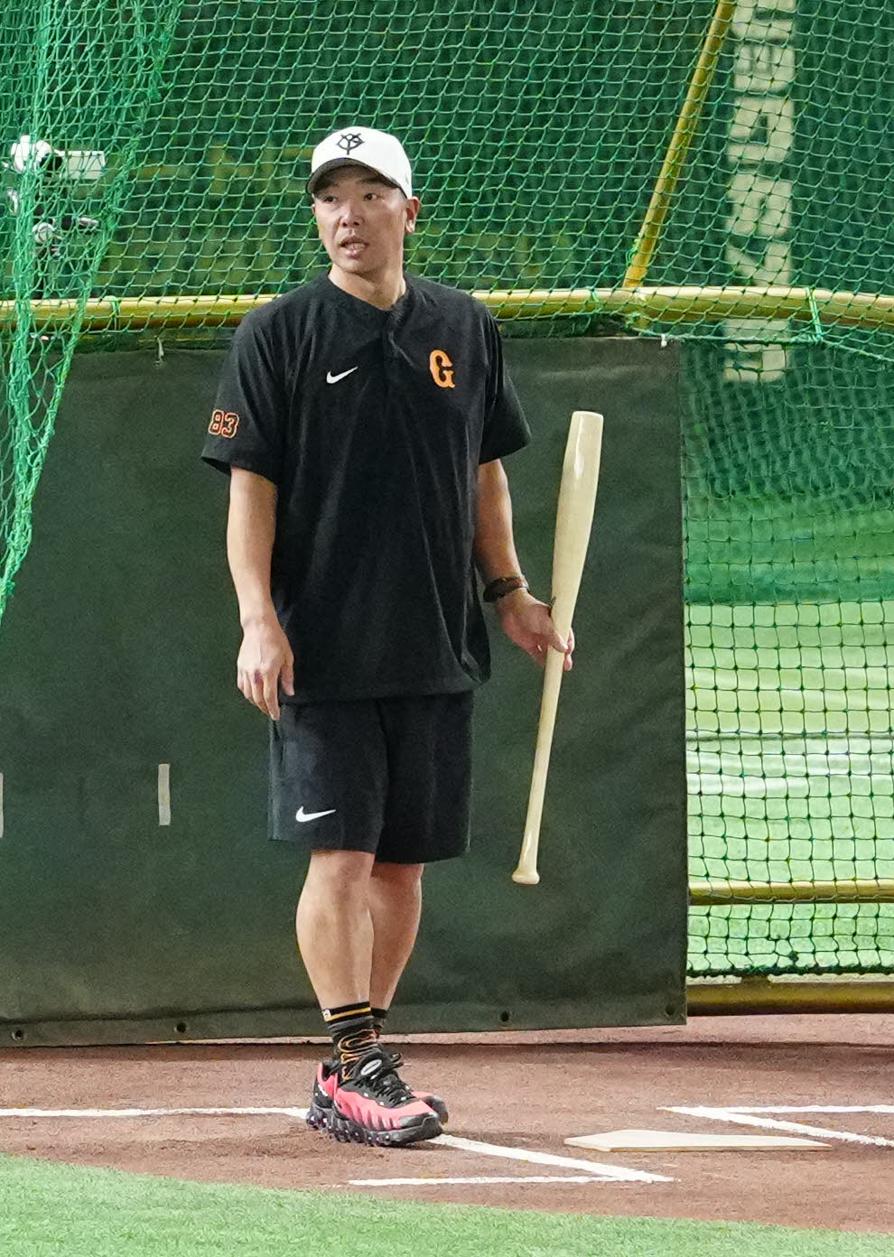 巨人対DeNA　試合前、魚雷バットで打撃する巨人阿部監督（撮影・江口和貴）