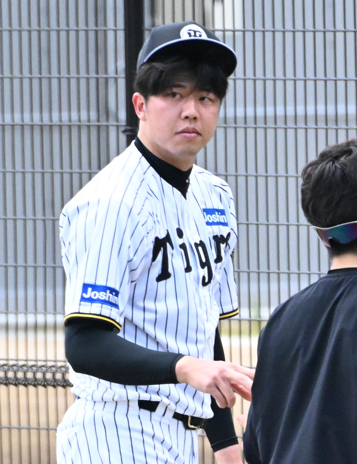 グラウンドを整備する阪神才木（撮影・石井愛子）