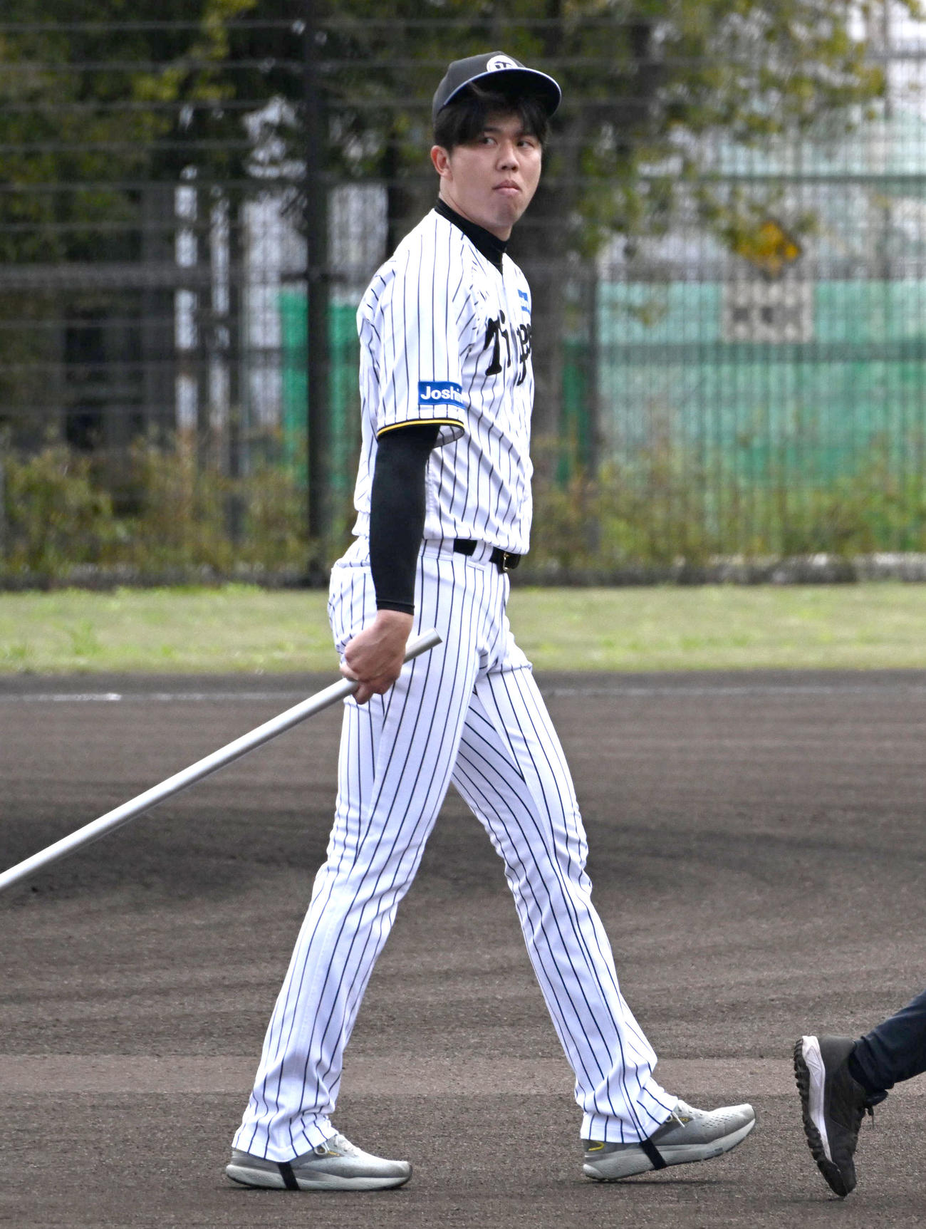 グラウンドを整備する阪神才木（撮影・石井愛子）