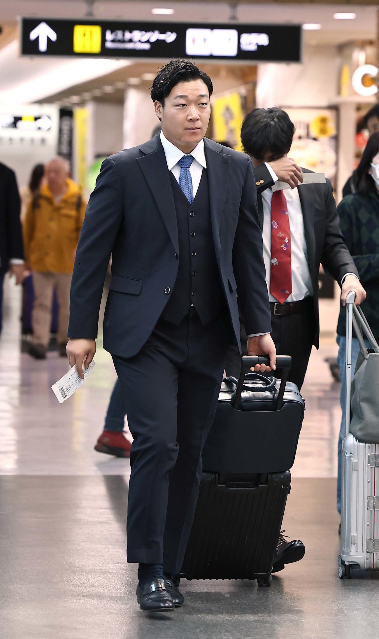 大山は松山から東京へ向かう（撮影・上田博志）