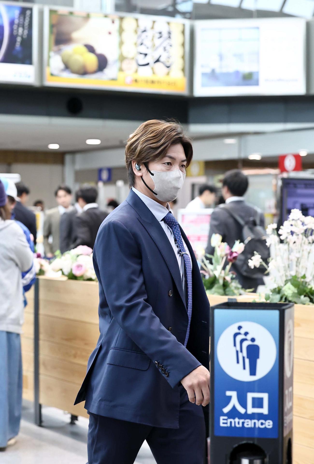 梅野は松山から東京へ向かう（撮影・上田博志）