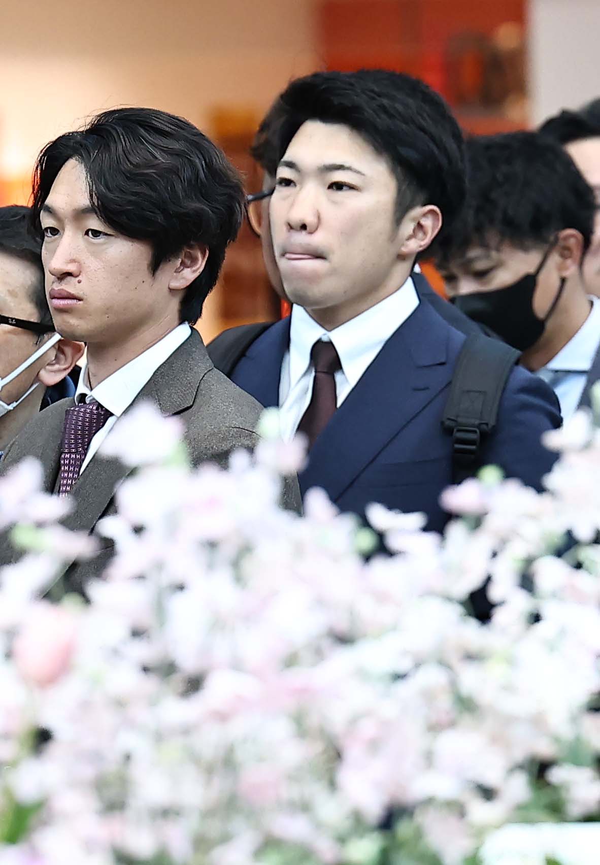 阪神近本（左）と石井は松山から東京へ向かう（撮影・上田博志）