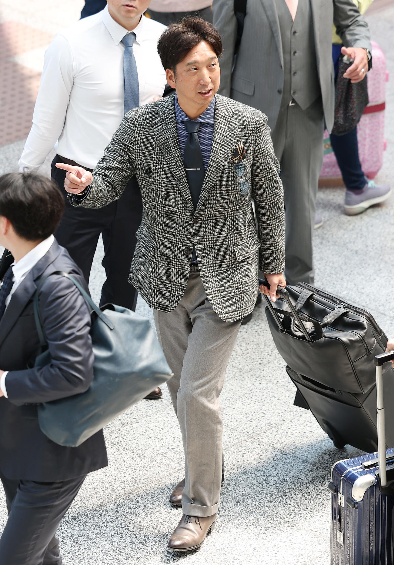 松山から東京へ向け移動する阪神藤川監督（撮影・前田充）
