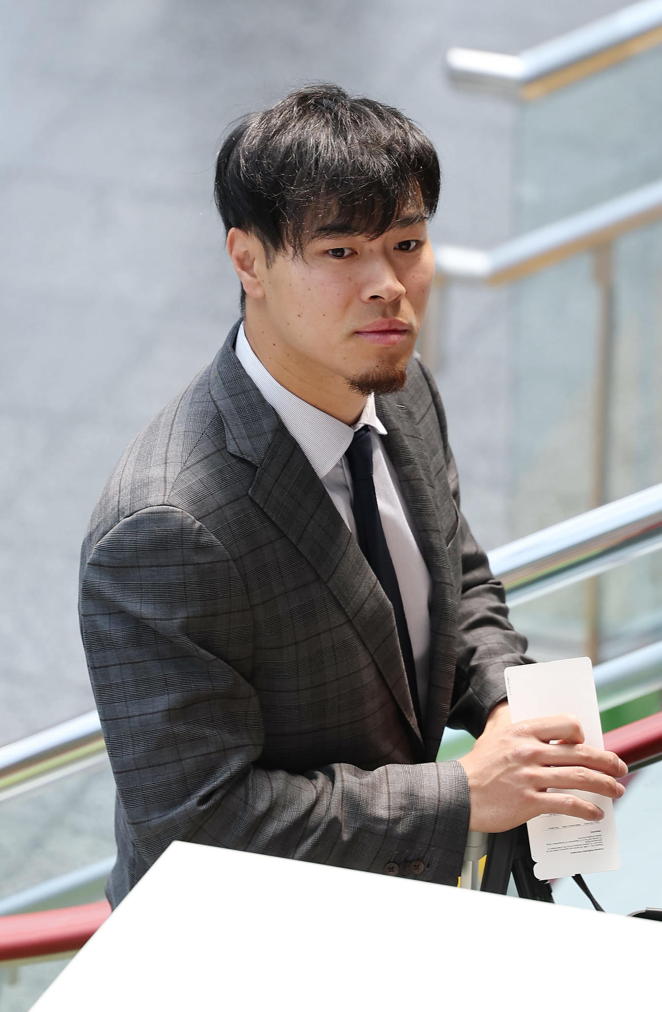 松山から東京へ向け移動する阪神佐藤輝（撮影・前田充）