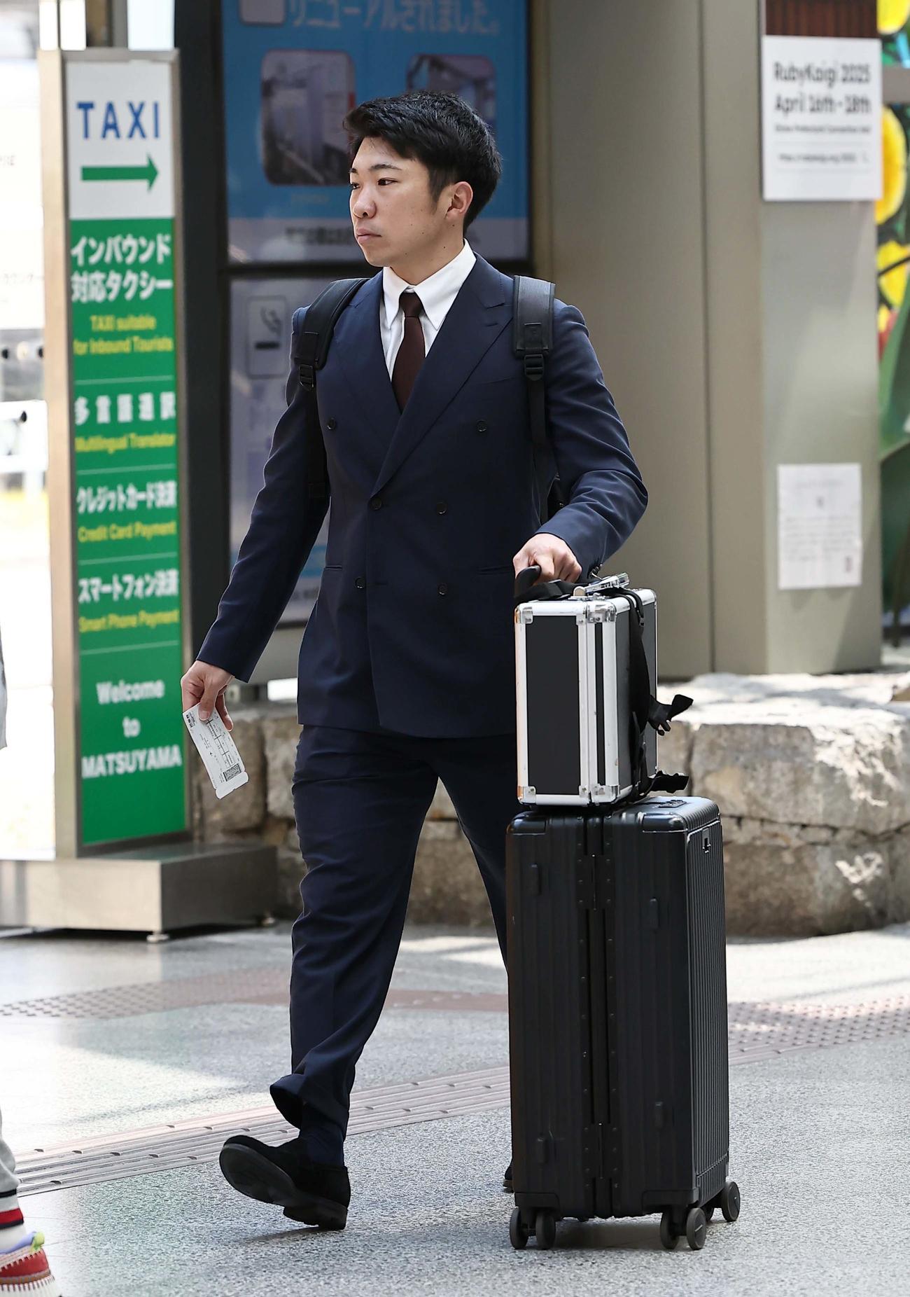 石井は松山から東京へ向かう（撮影・上田博志）